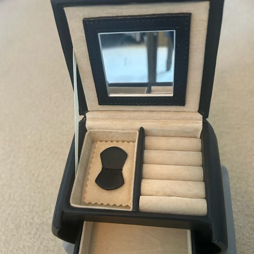 Black and Gold Travel Jewelry Case - Picture 6 of 7